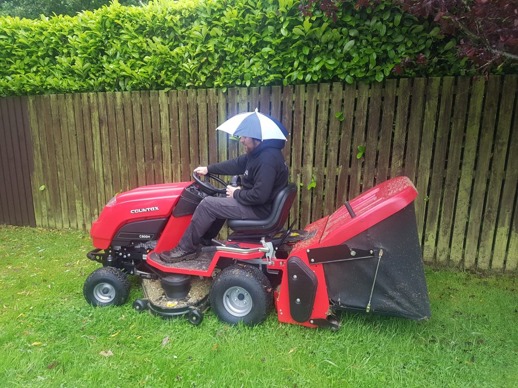 Cutting and collecting wet grass - Countax garden tractor